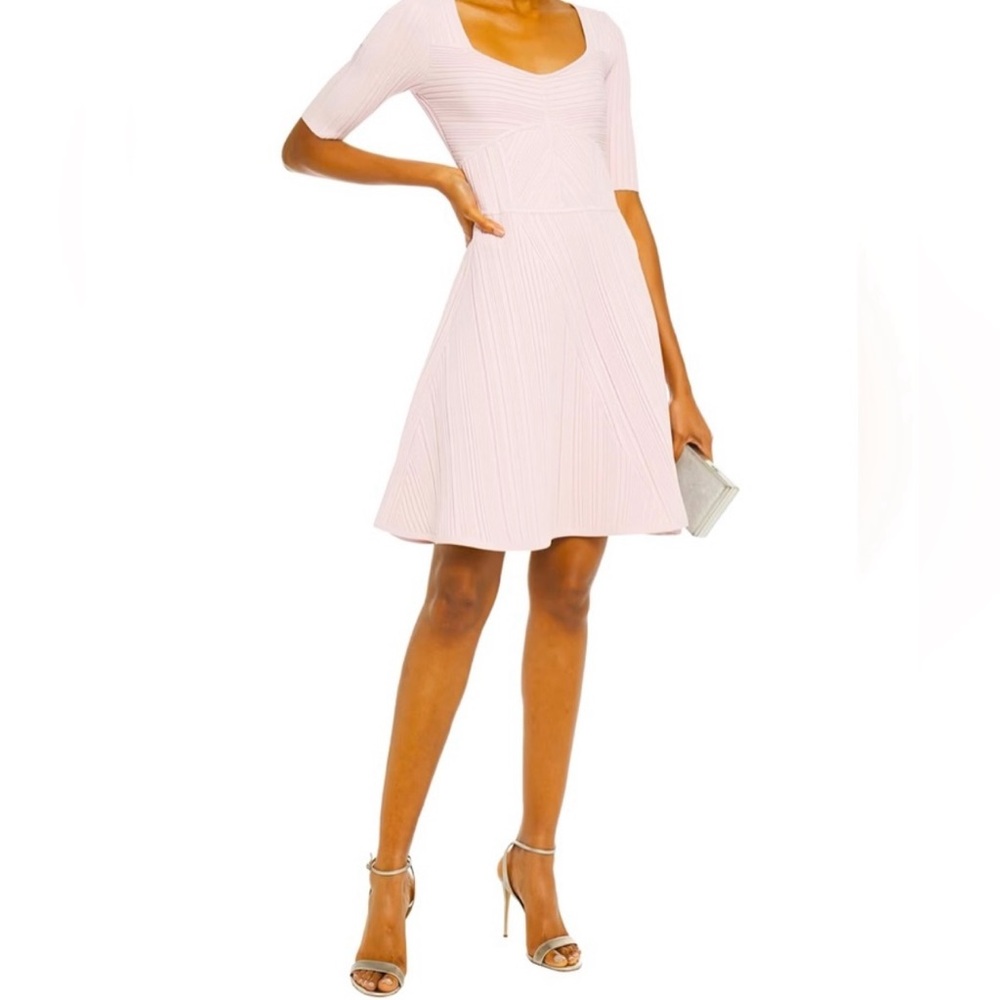 Herve Leger light pink body con Fit and Flare Dress has stretch and style